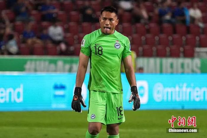 新加坡门将神勇扑救助国足惊险晋级