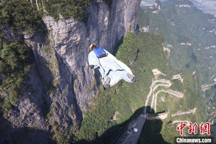 翼装飞行世锦赛竞速赛决赛美国选手叶戈尔·奥尔