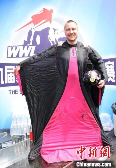 翼装飞行世锦赛竞速赛决赛美国选手叶戈尔·奥尔