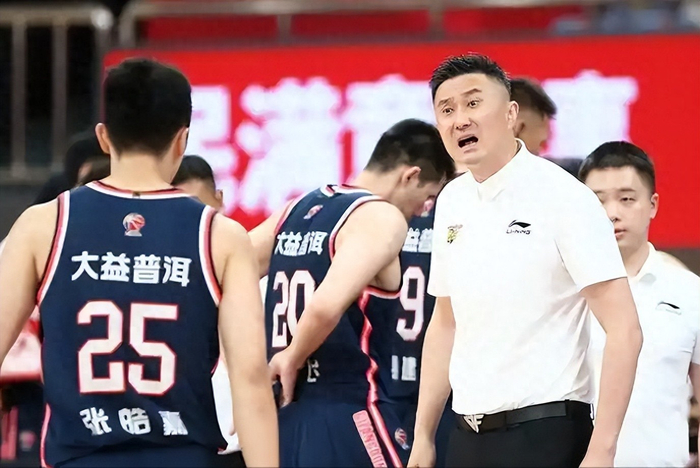 广东男篮依赖核心球员，团队篮球结构失衡引担