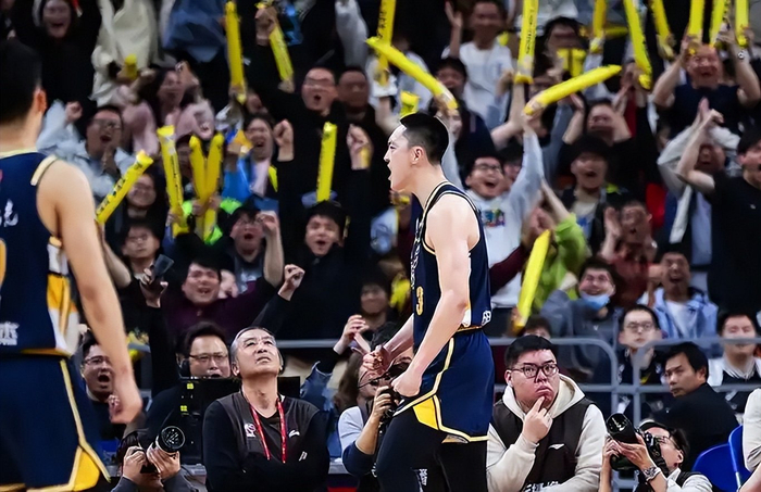 广东男篮依赖核心球员，团队篮球结构失衡引担
