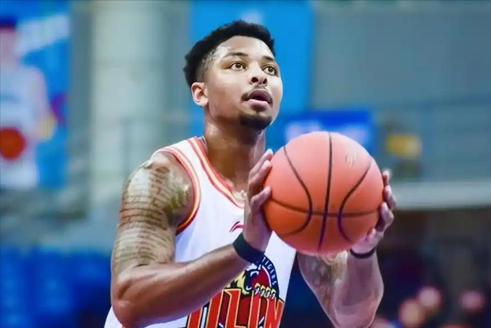 广东男篮依赖核心球员，团队篮球结构失衡引担