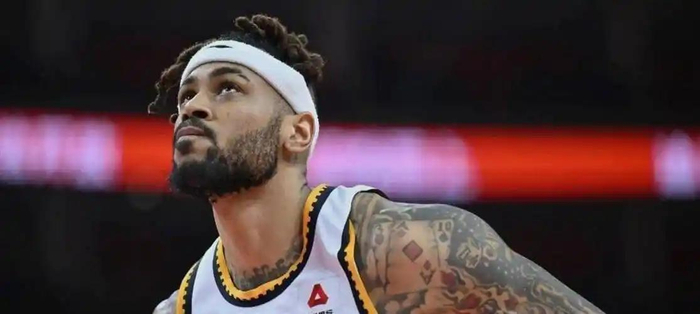 广东男篮依赖核心球员，团队篮球结构失衡引担