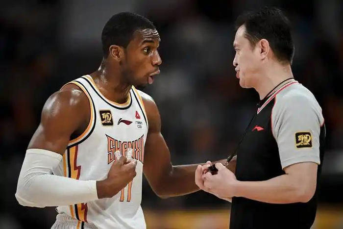 广东男篮依赖核心球员，团队篮球结构失衡引担