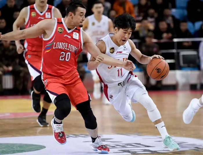 广东男篮依赖核心球员，团队篮球结构失衡引担