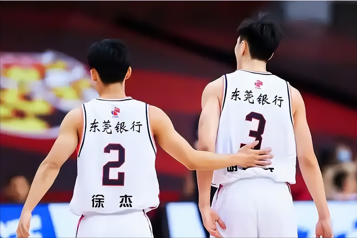 广东男篮依赖核心球员，团队篮球结构失衡引担