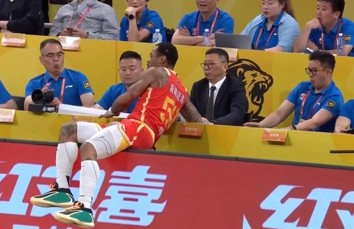 广厦男篮季后赛首战失利 孙铭徽缺阵成关键因素